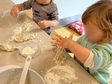 Børn der leger med dej 