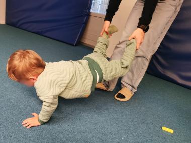 Barn der leger trillebør 